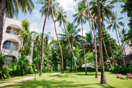 Plaza Beach Hotel Отели рядом с достопримечательностью «Nguuni Wildlife Sanctuary»