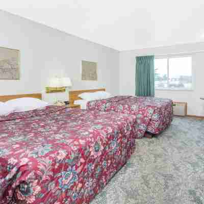 Super 8 by Wyndham Escanaba Rooms