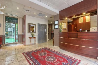 フロントデスク ベスト ウェスタン トゥー エッフェル インヴァリッド ホテルの写真