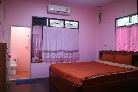 Baanmakpoo บ้านหมากพลู Отели рядом с достопримечательностью «Ват Вангвивекарам»