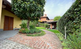 Modern Apartment, Private Garden, 25km from Milan