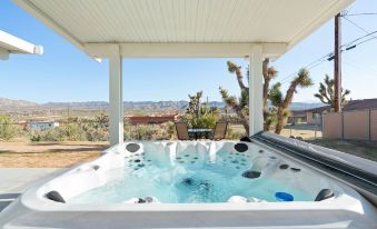 Hillside Desert House - Hot Tub, Fire Pit and BBQ! 3 Bedroom Home by RedAwning
