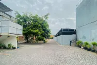 RedDoorz Plus Near Cito Mall Surabaya