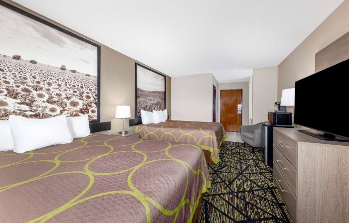 Super 8 by Wyndham Pratt