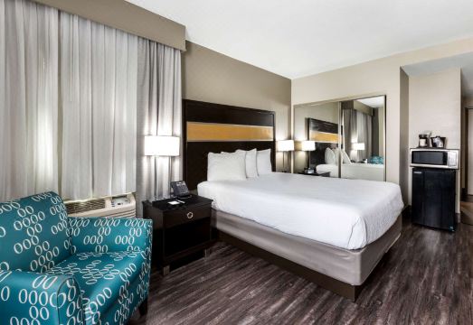 5. 라 퀸타 인 &..