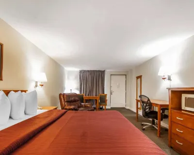 Quality Inn Hotel dekat Lowe's Garden Center