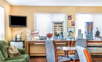 Super 8 by Wyndham Salina I-70