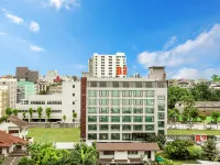 B2 Bangkok Srinakharin Boutique & Budget Hotel Отели рядом с достопримечательностью «Lumpini Villa Ramkhamhaeng 26»