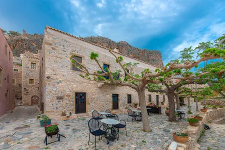 Guesthouse Kellia Отели в г. Monemvasia