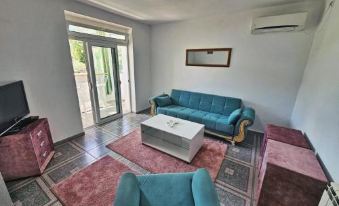 Apartments Flora and Boat Cruising - Housity