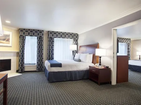 Best Western Plus Marina Shores Hotel Отели рядом с достопримечательностью «The Pilgrim»