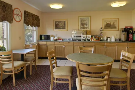 Howard Johnson by Wyndham Williamstown Отели в г. Адамс