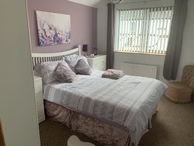 Beautiful 2-Bed House in Larne with Free Parking Hotel berhampiran Kilcoan Gardens