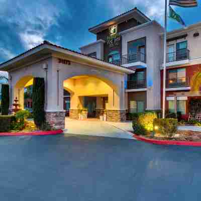 Holiday Inn Express & Suites Lake Elsinore Hotel Exterior