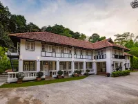 Labrador Villa Hotels near Alexandra Garden Trail