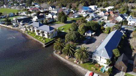 Akaroa Waterfront Motels Отели в г. Такамачуа