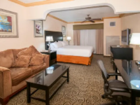 ホリデイ イン エクスプレス アンド スイーツ ベーカーズフィールド セントラル by IHG ベーカーズフィールドのホテル