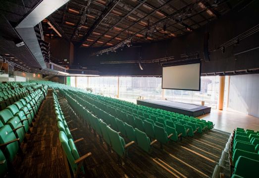 래디슨 블루 호텔의 모던한 로비 및 공용 공간