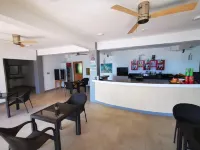 Sunset Cove Beach & Dive Resort - بار