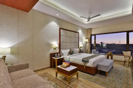 The Square Somnath Отели рядом с достопримечательностью «Veraval Seafront»