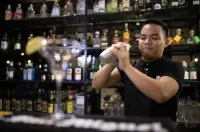 SureStay Plus Hotel by Best Western AC Luxe Angeles City - bar