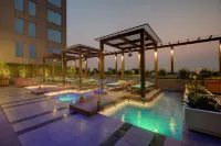 Courtyard by Marriott Surat - مسبح