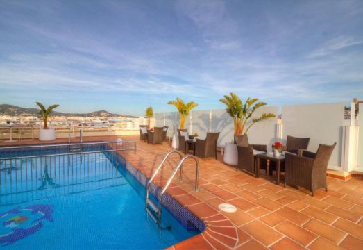 로열 플라자 호텔 외관