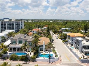 Sea Breeze by AvantStay Across from Fort Lauderdale Beach Pool Out Door Dining Fire Pit