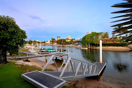 Luxico Wanderlust (Heated Pool) Отели рядом с достопримечательностью «Библиотека Бродбич»