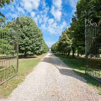 Logis Domaine de Valaudran Hotel Exterior