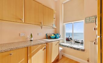 7 South Beach Court - Sea Front Apartment with Spectacular Sea Views