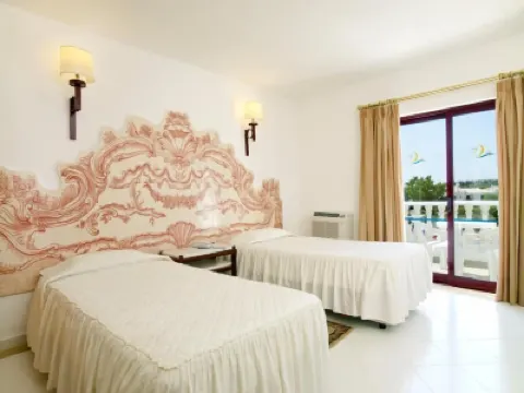 Hotel Apartamento Do Golfe Hotels near Aquashow Waterpark