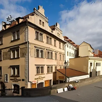 Hotel U 3 Pstrosu Отели рядом с достопримечательностью «Карлов мост»