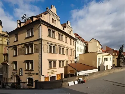 ホテル ウ トゥリ プシトロス カレル橋周辺のホテル