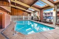 Best Western Coral Hills - مسبح