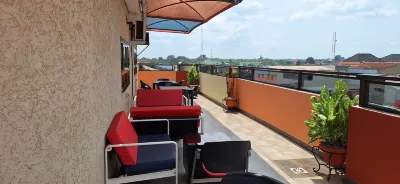 Standard Double Bed in Royal Blue Guest House and Bar Hotels in der Nähe von AGNASSAN - Musée PAUL AHYI