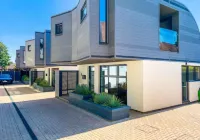 Green Mews 3 with Free Parking - by My Getaways