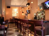Ramada by Wyndham Milwaukee - bar