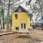 Victorian Lake Oasis w/ Hot Tub & Fireplace Hoteles en Callicoon