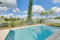 Canal-Front Fishing and Pool North Port Home Hotel dekat Linksters Tap Room - North Port
