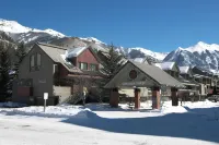 Cimarron Lodge 27 by AvantStay Ski-InSki-Out Property in Complex w Two Hot Tubs Permit10026