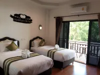 Hugpua Hotel Отели рядом с достопримечательностью «Wat Si Mongkol»
