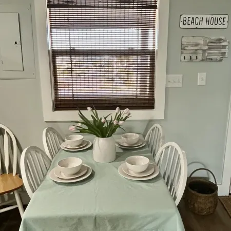 Newly Renovated Beach Bungalow - 3 minute walk to the beach!