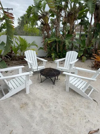 Hutchinson Island Oasis. Short walk to the beach and a mile to Little Jim's!