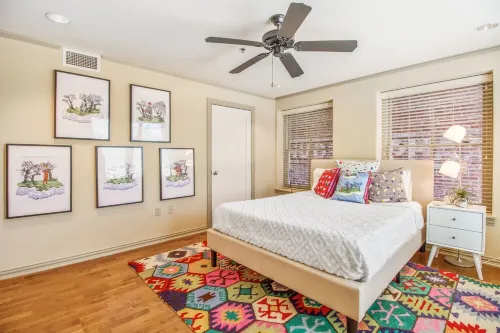 Midtown Light filled Stylish Walkable everywhere