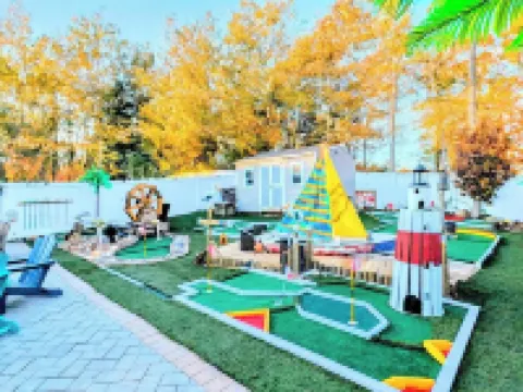 The Good Vibez House! Mini Golf Course,Heated Pool,Hot Tub,Game Room,Angel Wing Hotels in Commack