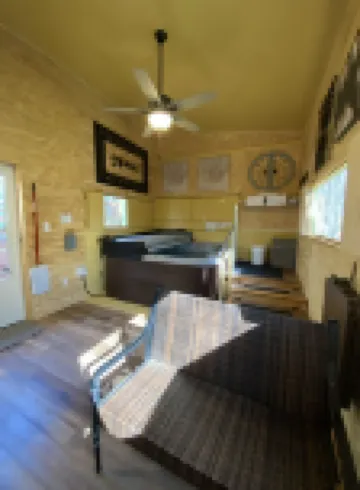 Cozy cottage in the country w/ hot tub! 20 minutes away from downtown Austin
