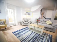 A 6 bedroom property, 2  minute walk to the sea front, beach and restaurants.