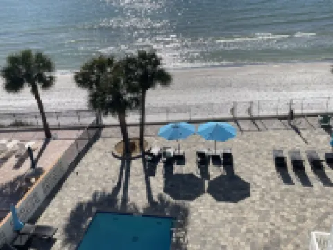 3/2 condo w/large balcony directly on the  Gulf of Mexico 레딩턴 비치 호텔