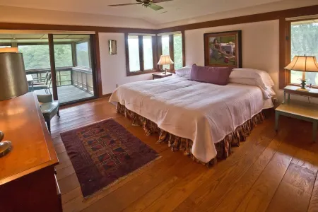 Experience a Frank Lloyd Wright-Inspired Escape in Northeast Georgia